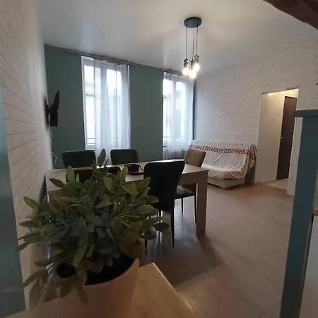 Gonelles - T3 - 2 Chambres - 1er Etage - Parking Apartment *