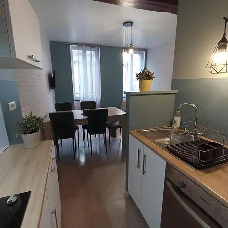 Gonelles - T3 - 2 Chambres - 1er Etage - Parking Apartment