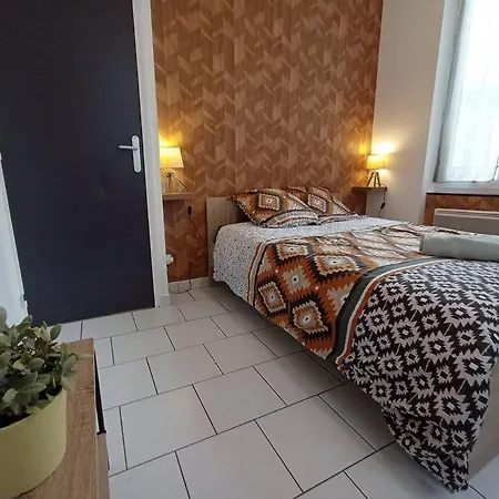 Apartment Gonelles - T3 - 2 Chambres - 1er Etage - Parking *