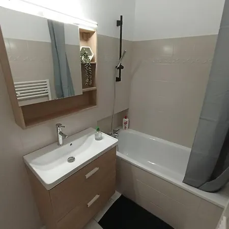 Apartment Gonelles - T3 - 2 Chambres - 1er Etage - Parking *